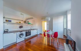 Cozy Flat 500M From Affori Fn!